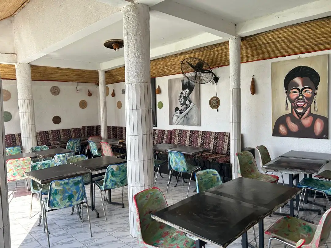 La terrasse du bar et ses portraits peints