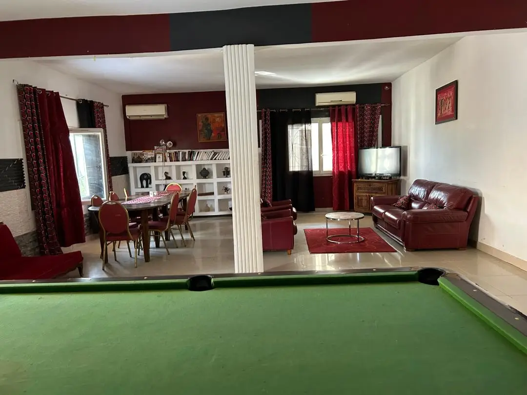 Le billard et le salon commun