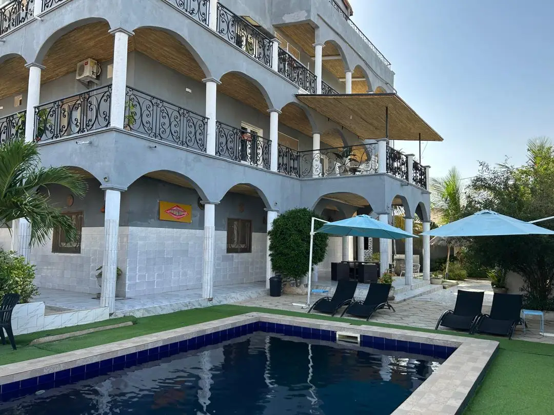 La piscine devant la façade à arcades